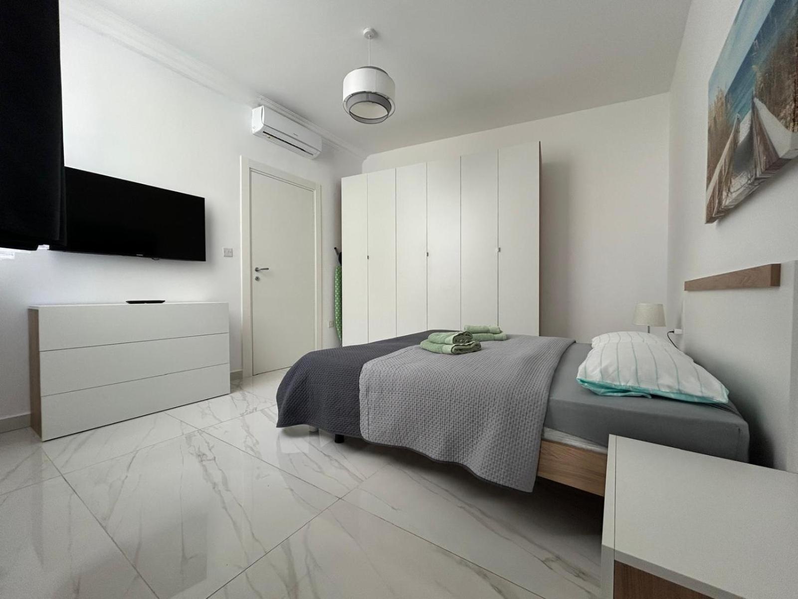 Exceptional 3-Bedroom Apartment, Sliema - Tigne Point! Dış mekan fotoğraf